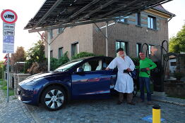 Dank CSS Stecker kann man TESLA's und andere laden.